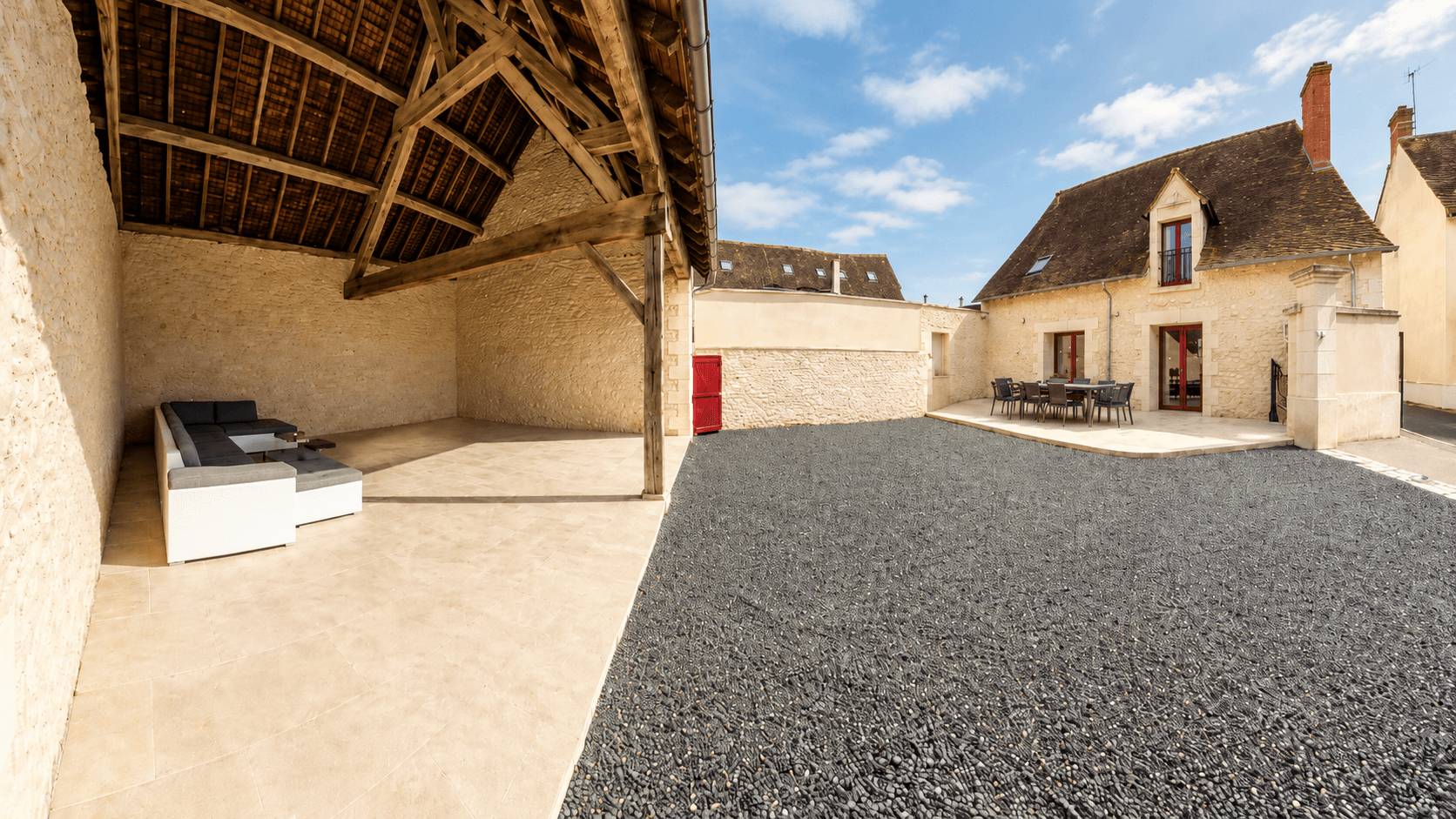 Cour + terrasse couverte